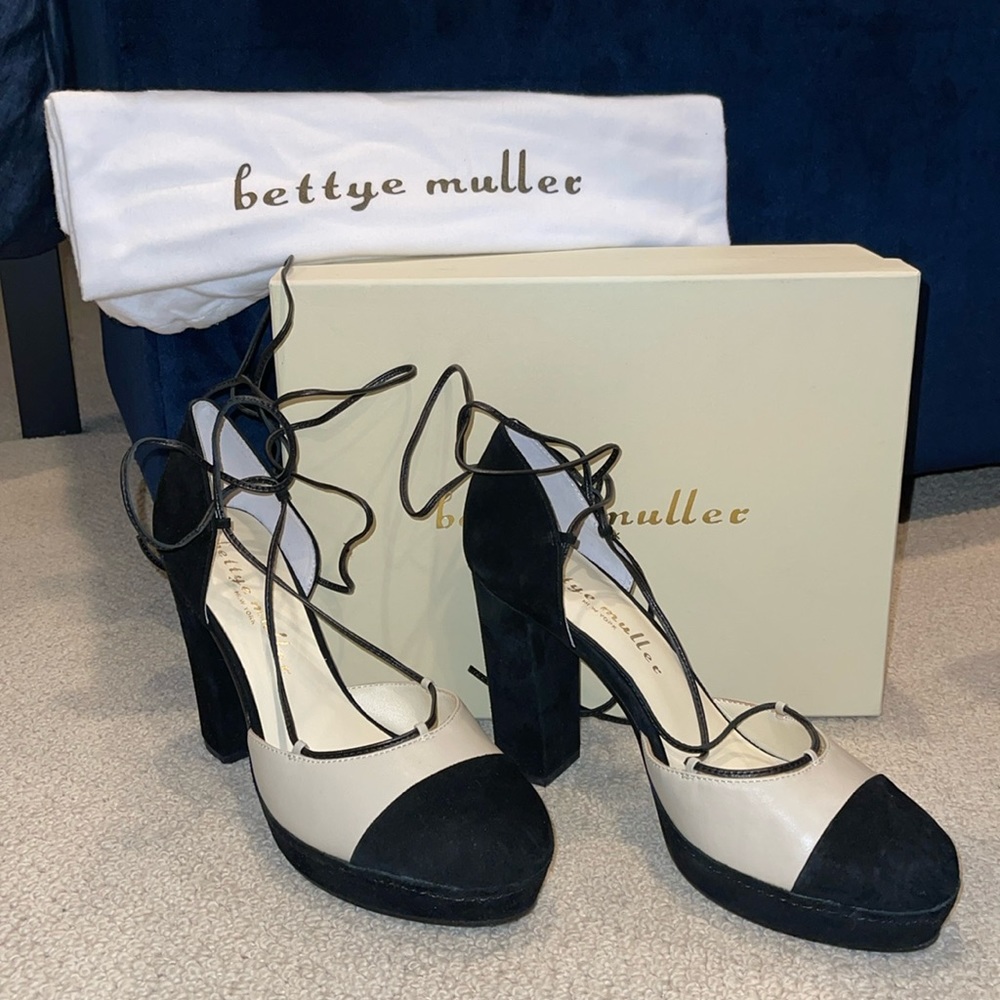 NEW in box! Bettye Muller couture bone leather black suede toe shoe lace style